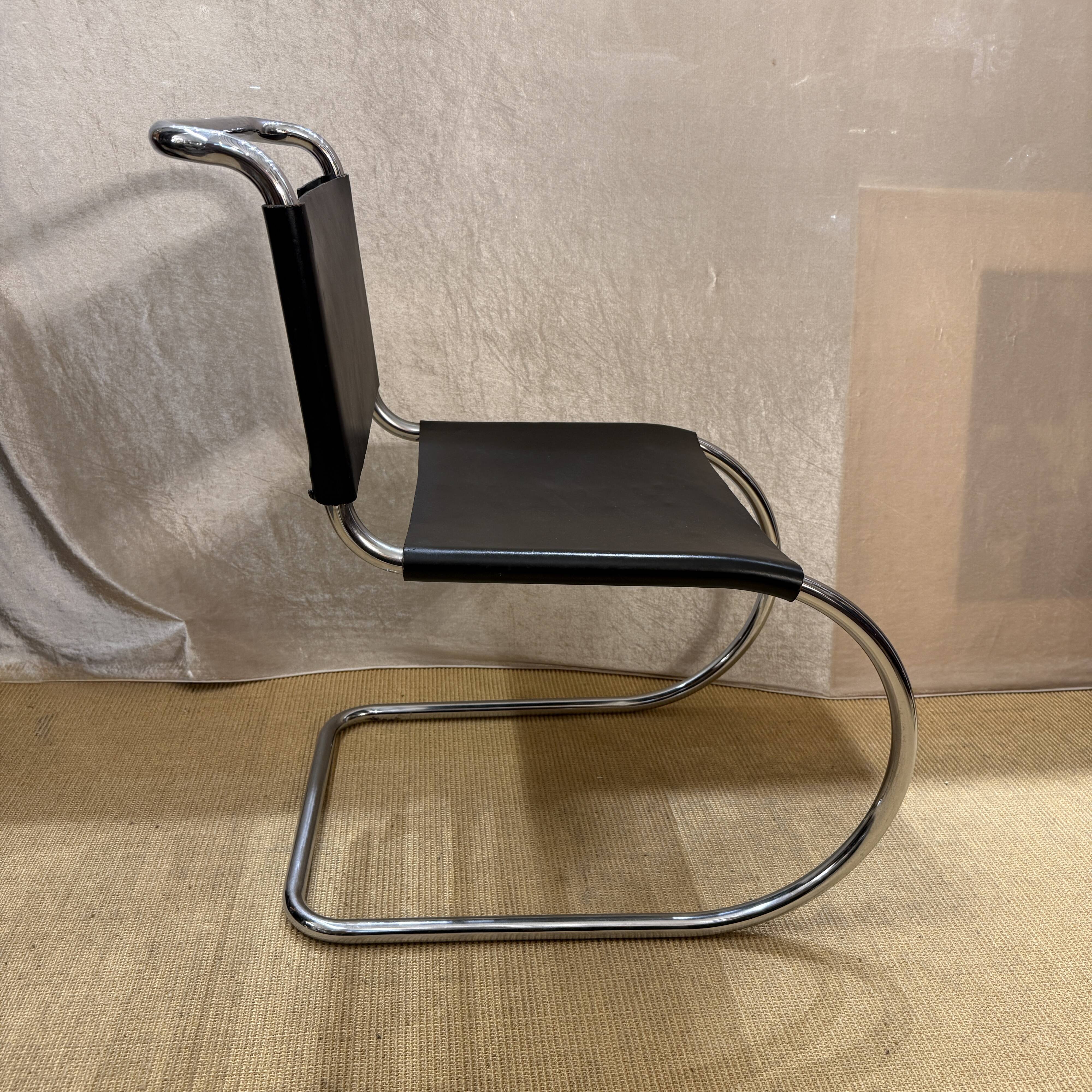 Chaise cantilever MR10, design Mies van der Rohe, cuir et chrome, années 1970