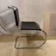 Chaise cantilever MR10, design Mies van der Rohe, cuir et chrome, années 1970