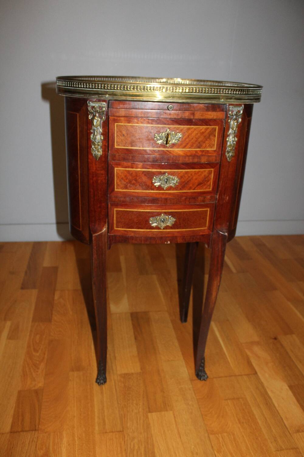 Guéridon tambour ancien style Louis XV en marqueterie, marbre et laiton