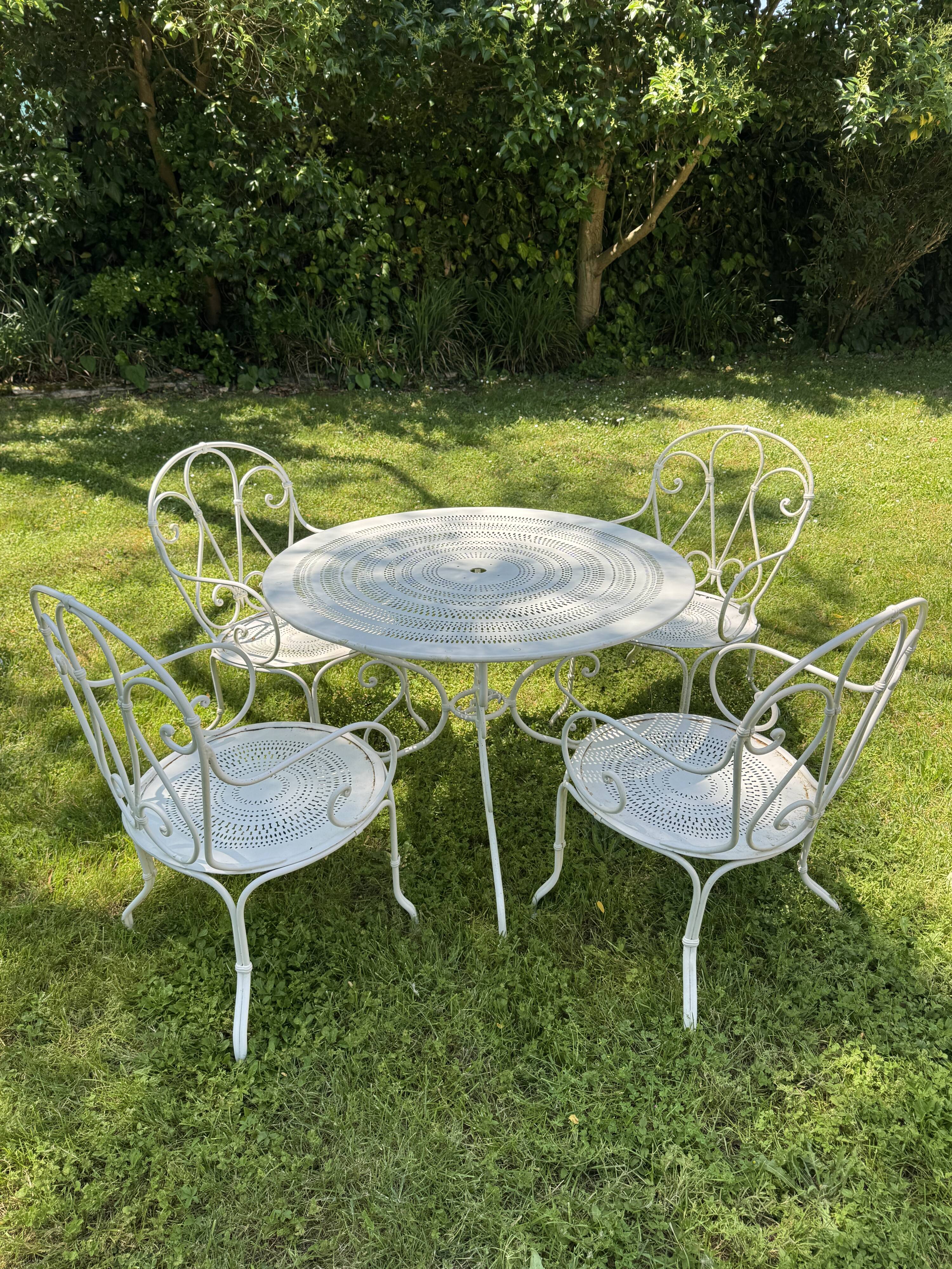 White lacquered wrought iron garden furniture — Belle Époque / 1950s style