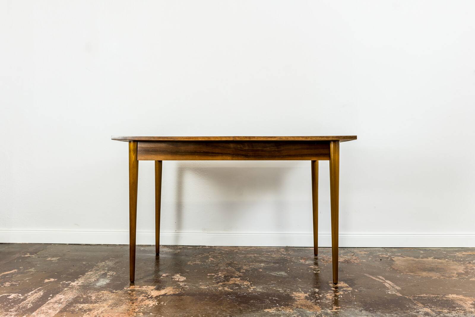 Table à manger extensible de style mid-century en noyer, années 1960