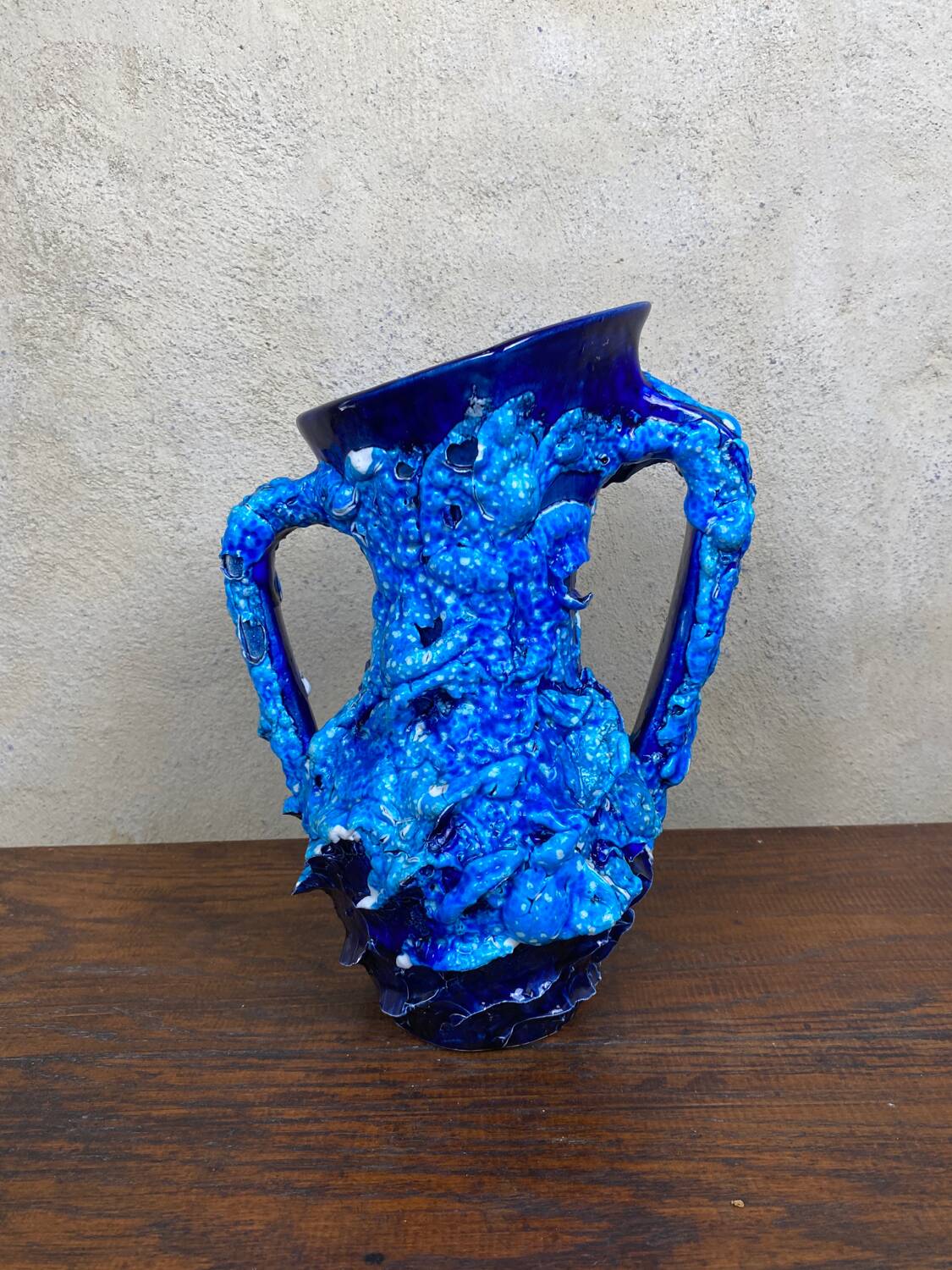 Vase brutaliste bleu vallauris