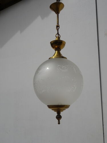 Lustre globe en verre et  structure en laiton doré