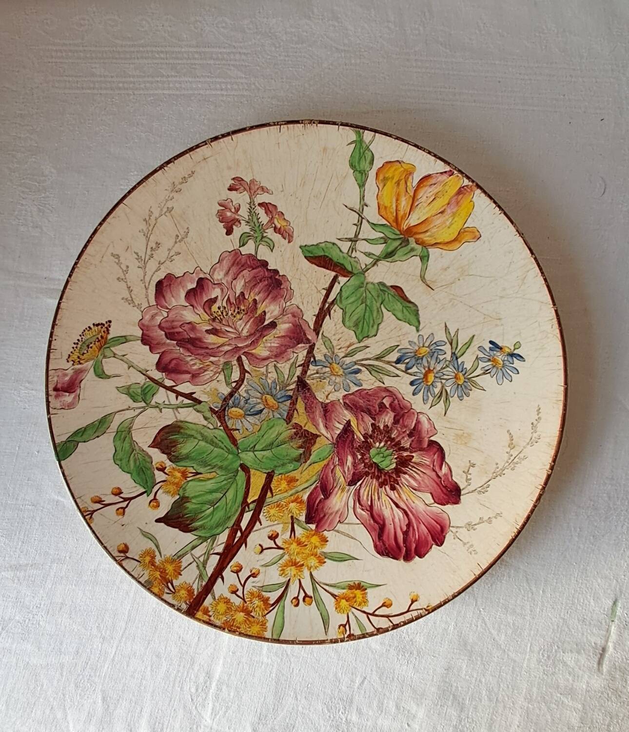 Plat Terre de fer Longchamp. Fin 19ème. Décor de fleurs