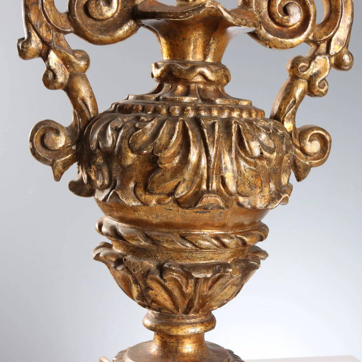 Lampe ancienne en forme de vase néoclassique en bois doré XIXe siècle