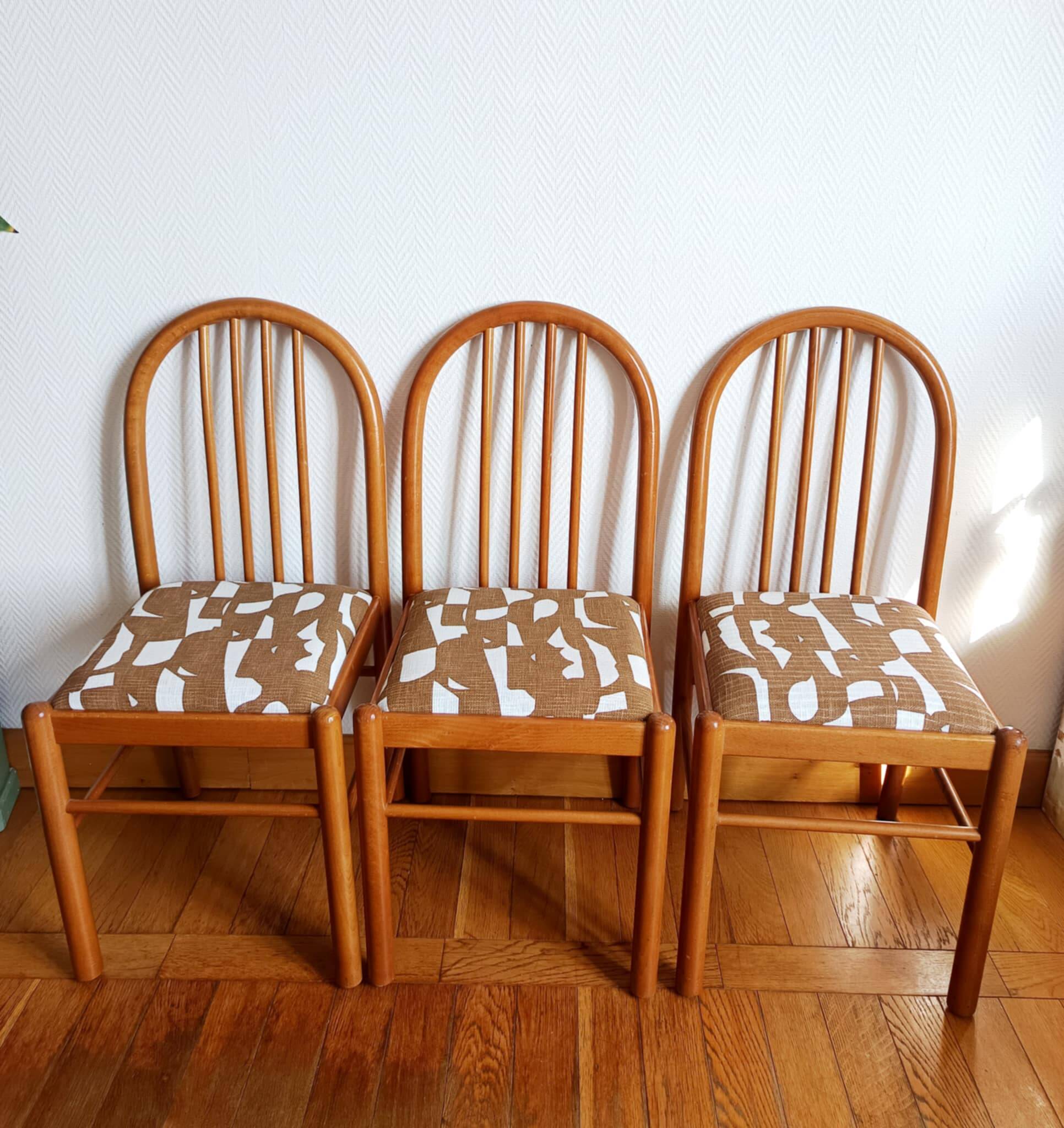 Trois chaises style vintage pin et tissu