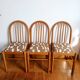 Trois chaises style vintage pin et tissu
