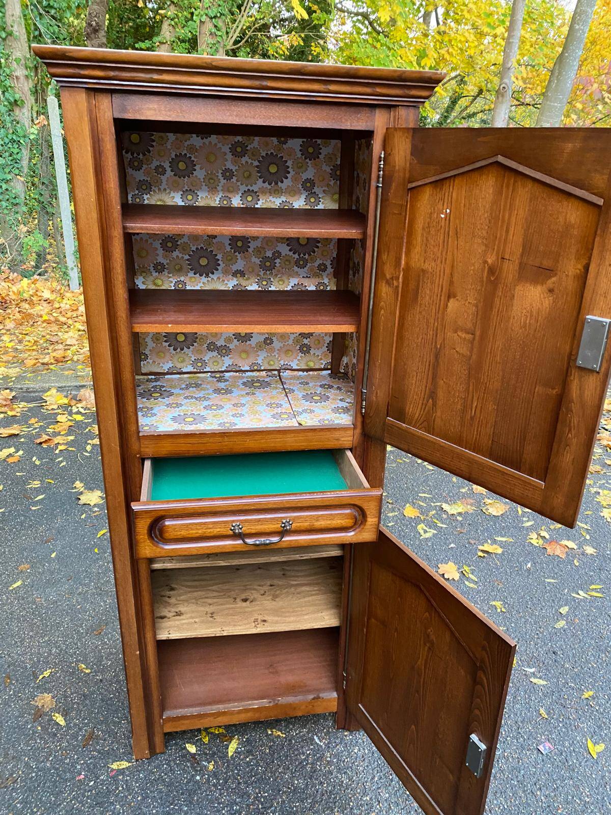 Armoire vintage en bois massif d'aulne