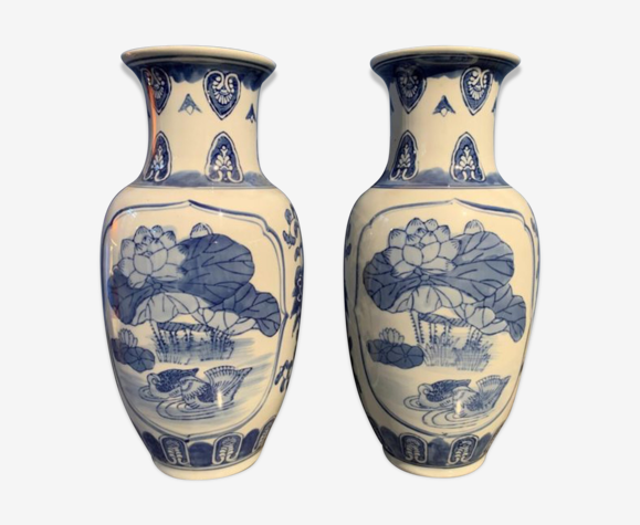 Paire de vases en porcelaine à décor blanc bleu à fleurs de lotus, Chine  XXeme | Selency