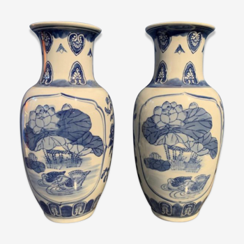 Paire de vases en porcelaine à décor blanc bleu à fleurs de lotus, Chine XXeme