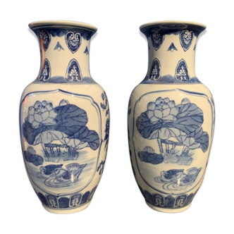 Paire de vases en porcelaine à décor blanc bleu à fleurs de lotus, Chine XXeme