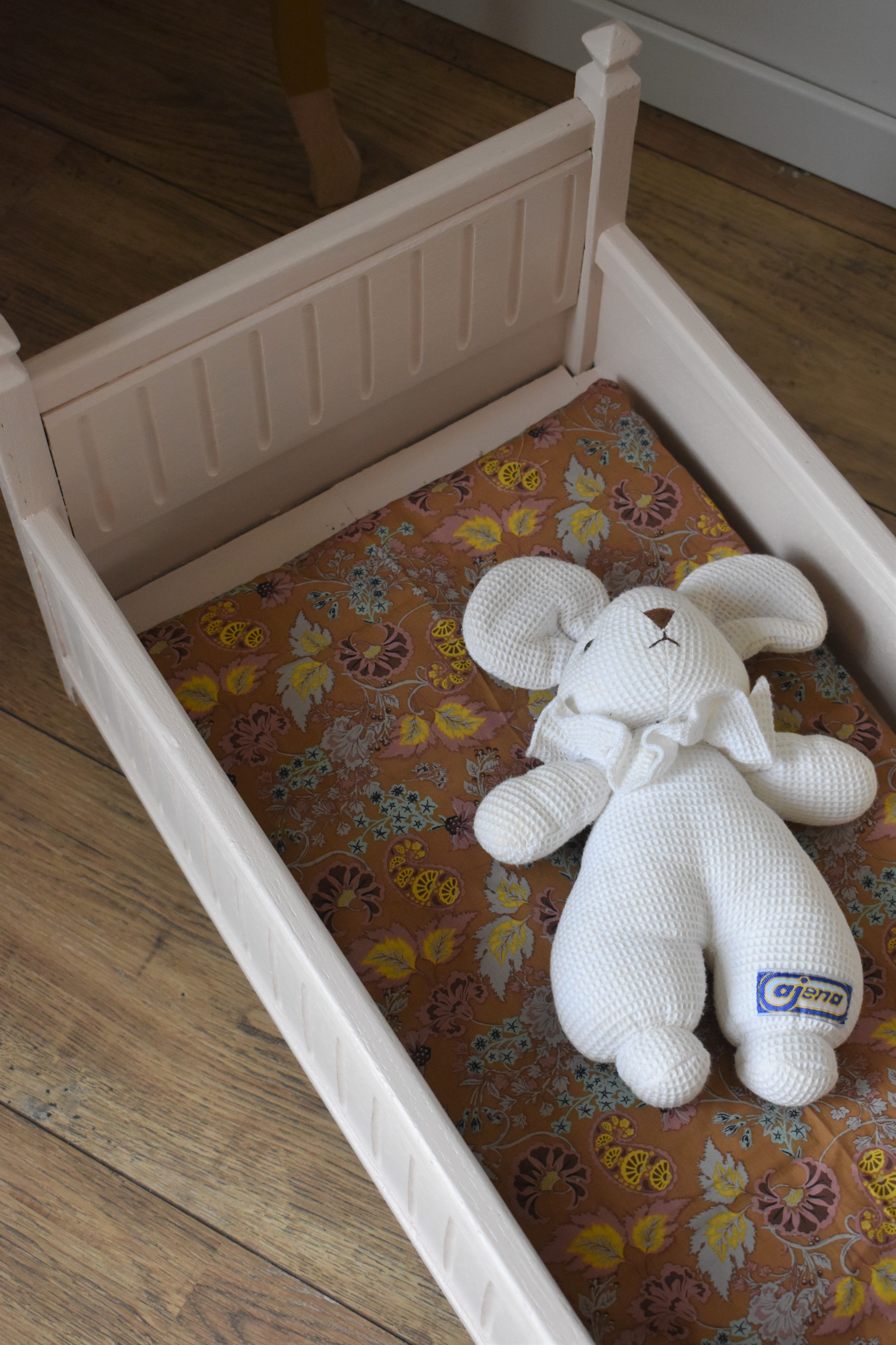 Doll bed and her quilt