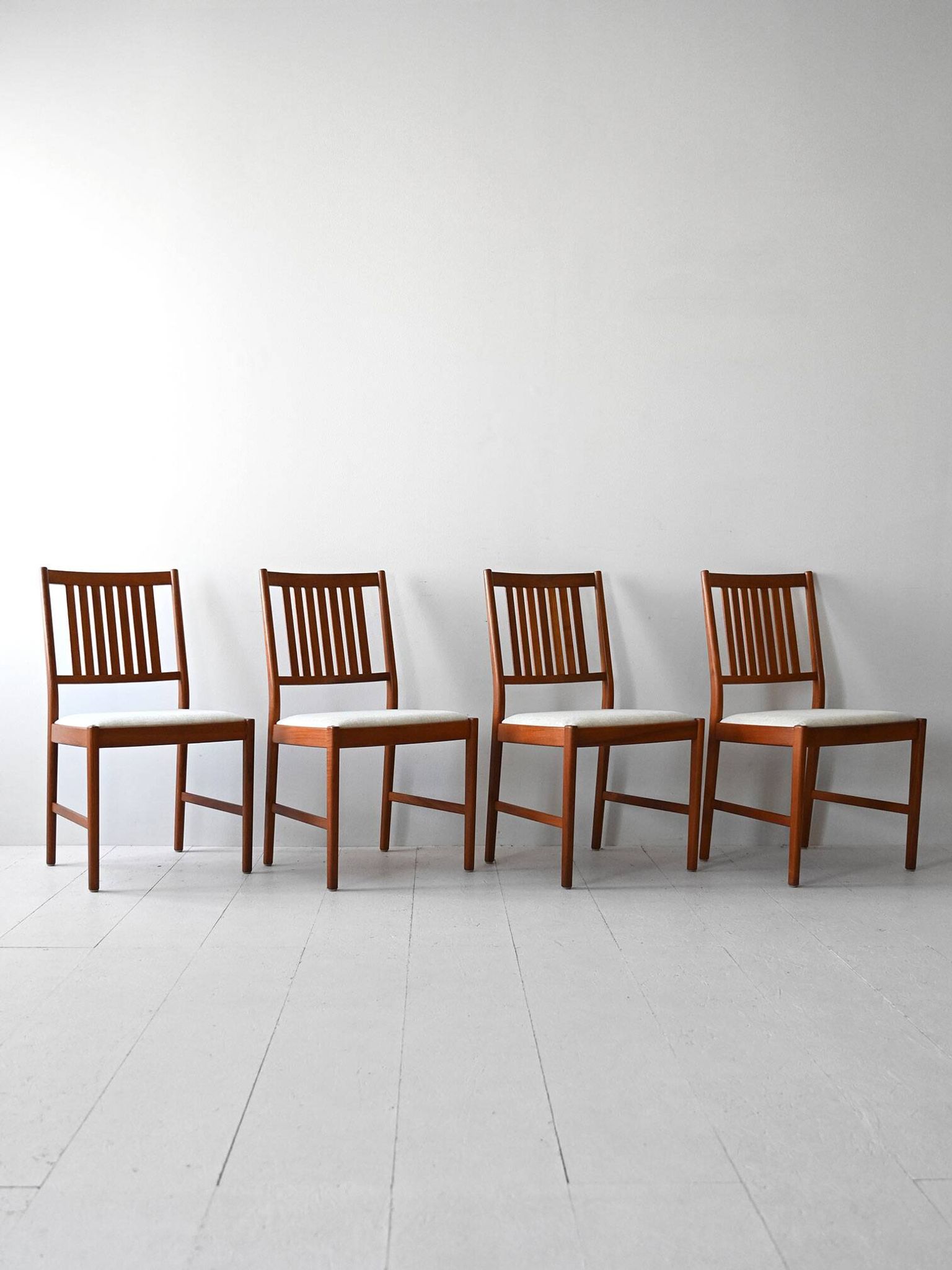 Lot de 4 chaises suédoises