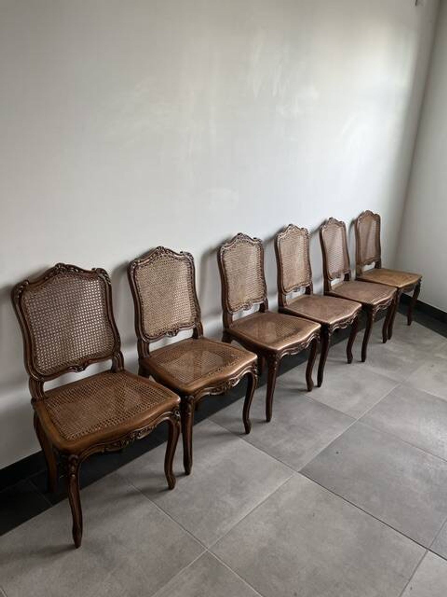 Lot de 6 chaises Louis XV cannees en noyer
