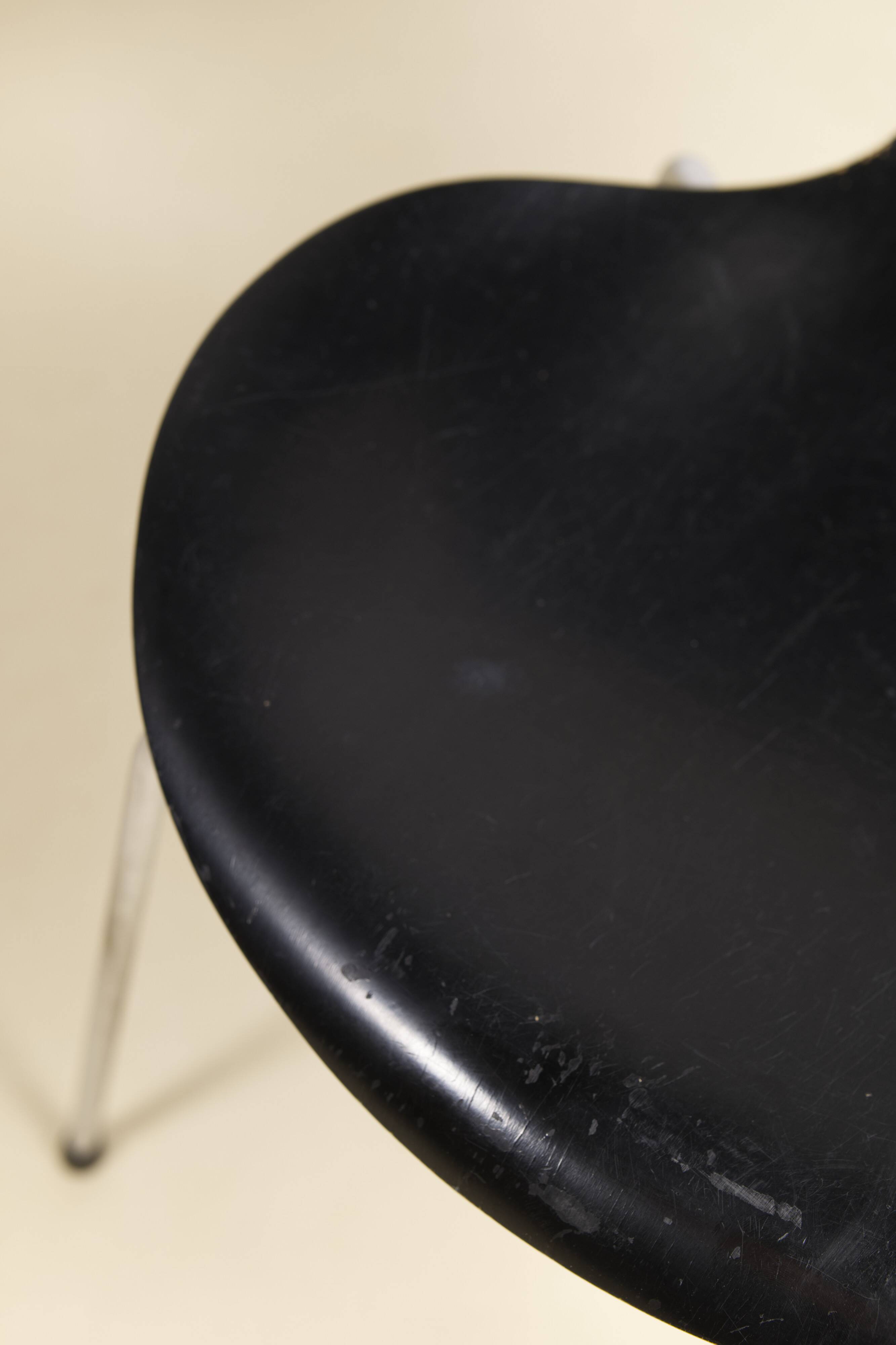 Pair of early 3107 "Syveren" Arne Jacobsen dining chairs, 1965