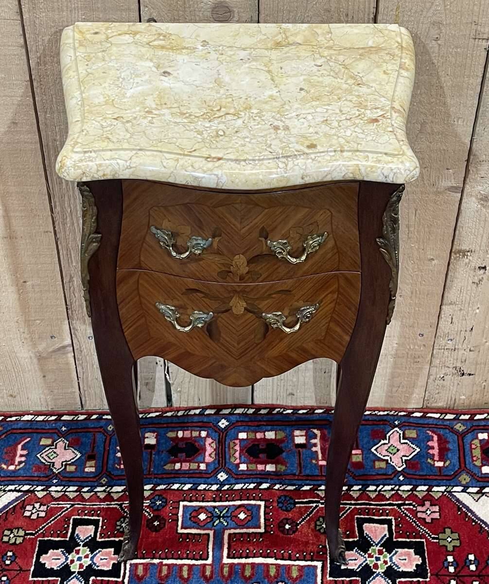 Chevet de style Louis XV en bois de rose, chêne et dessus marbre - fabrication des années 70