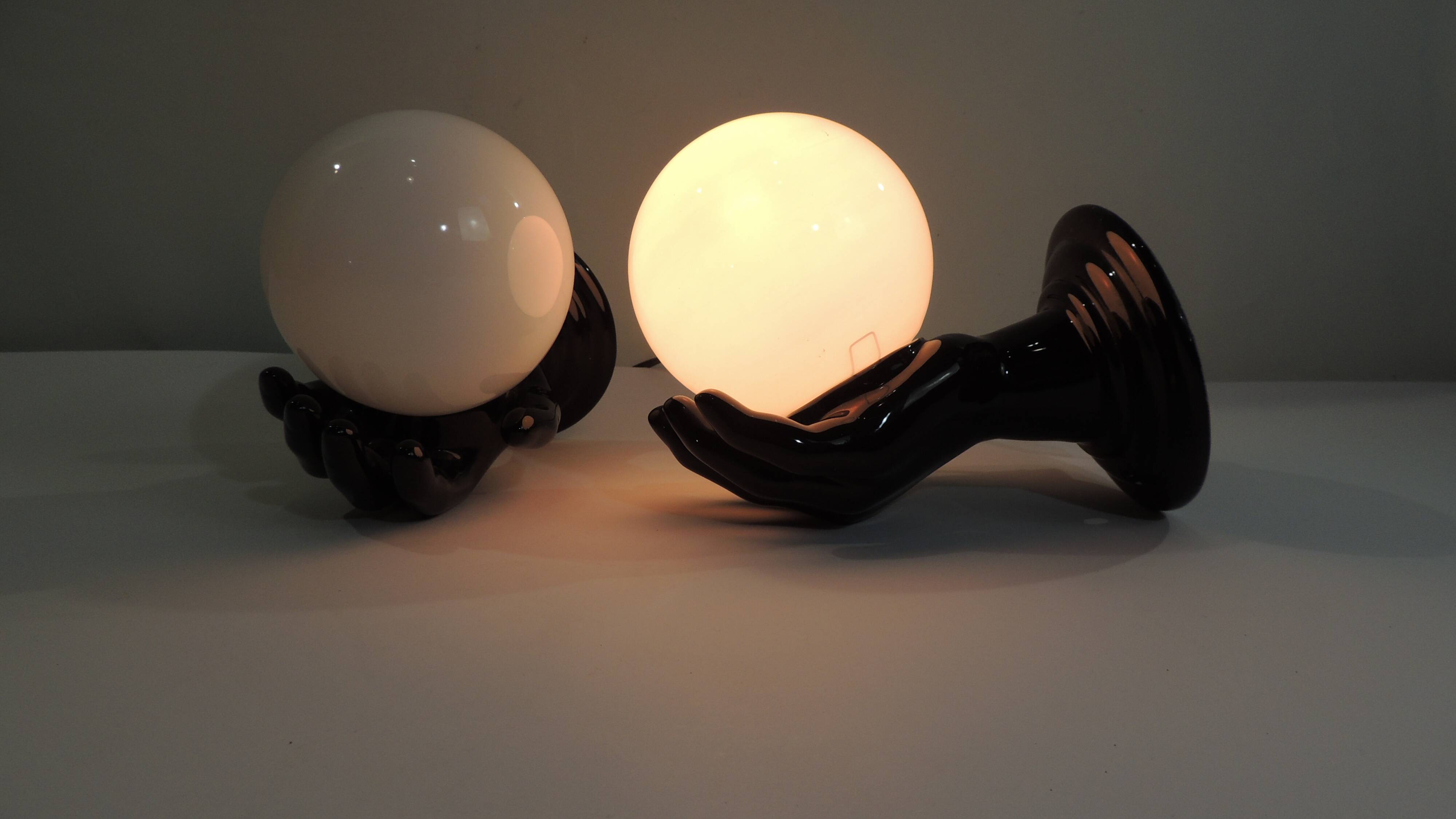 Paire d’appliques mains noires tenant un globe en opaline, années 70