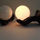 Paire d’appliques mains noires tenant un globe en opaline, années 70
