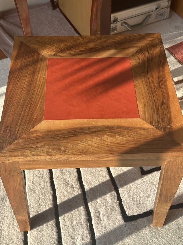 Table basse en noyer et plateau en tadelakt