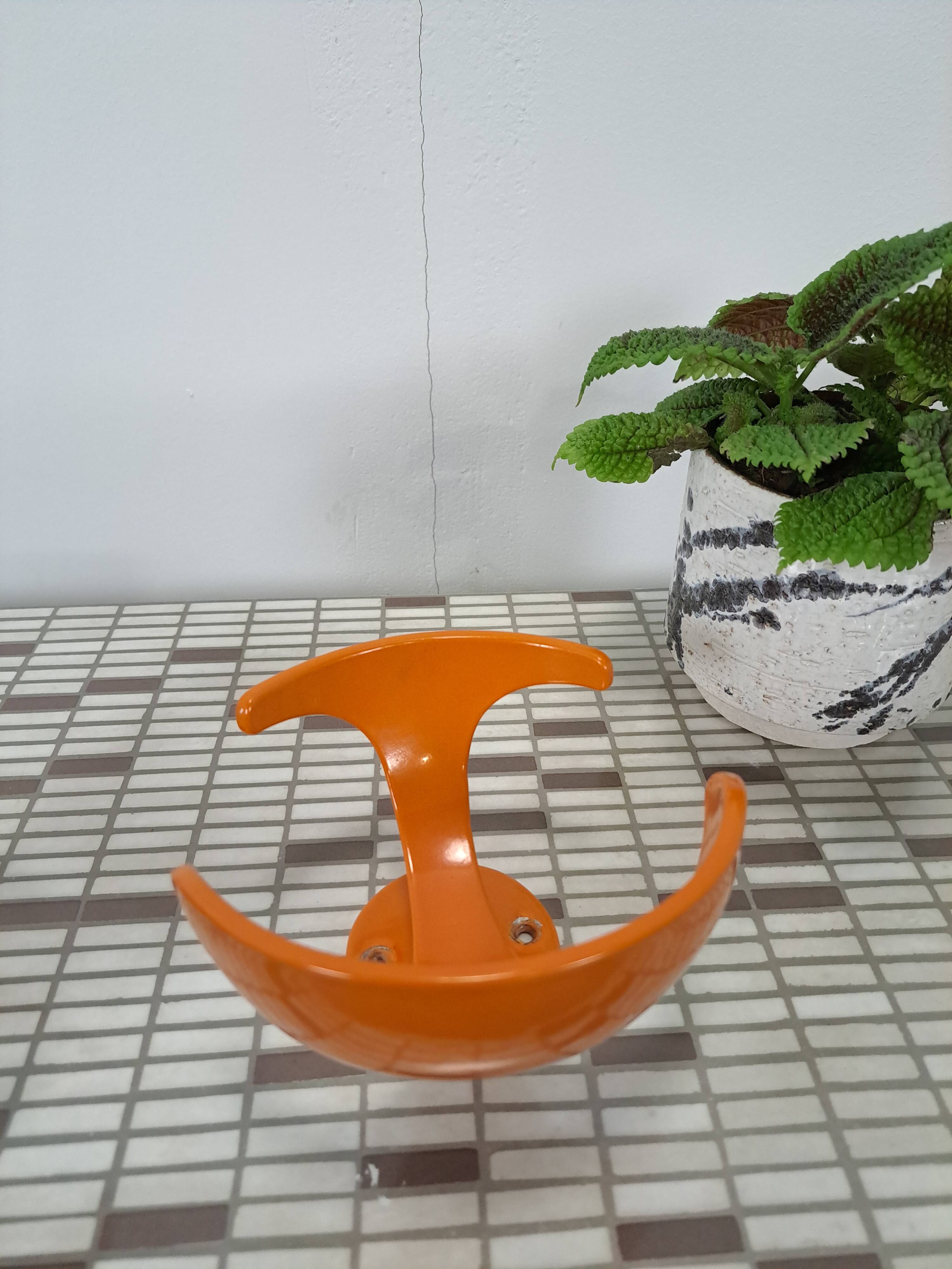 Set 2 x space age oranje haken, wandhaak, kapstok