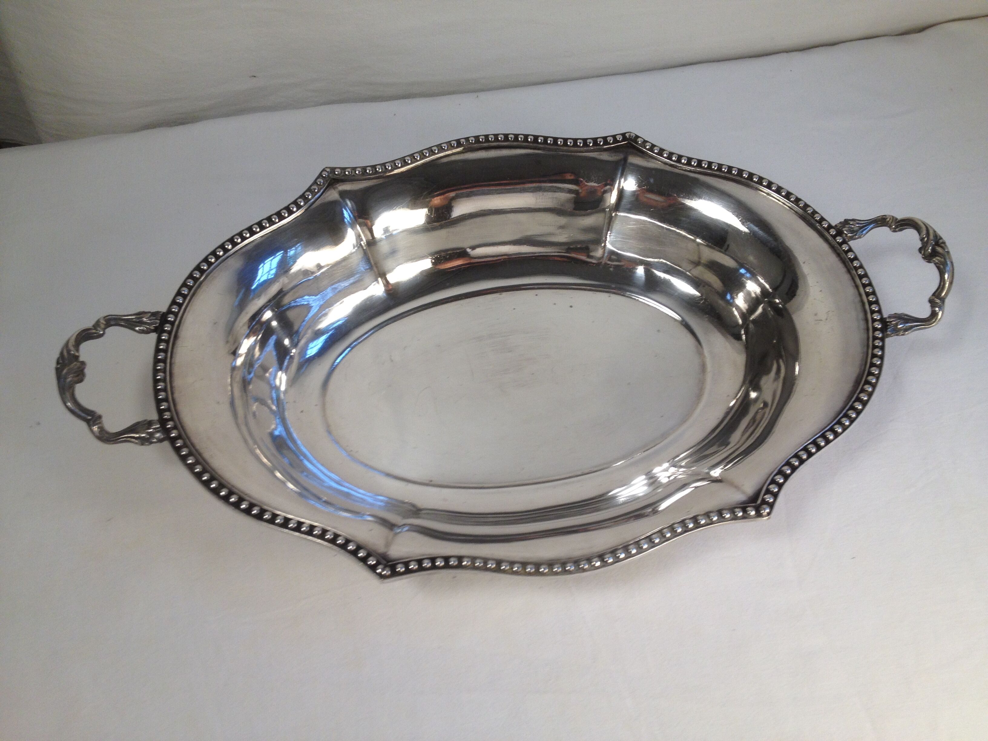 Serving dish in silver metal