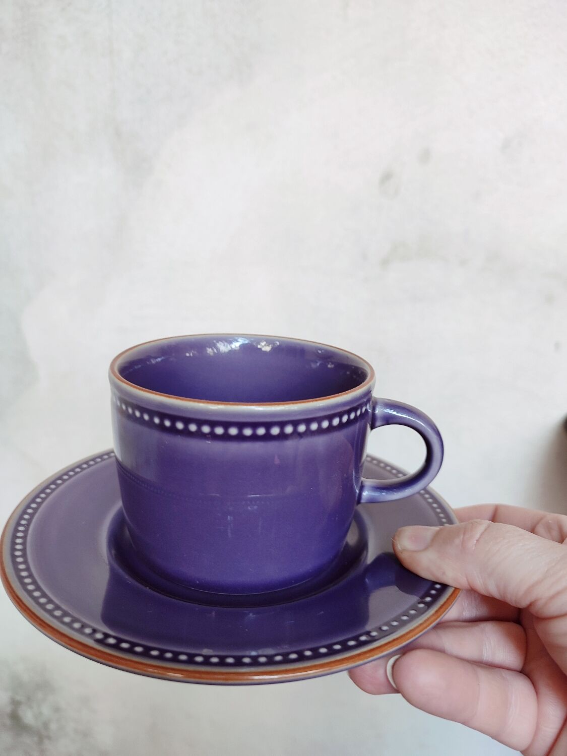 Set of 5 plum-colored stoneware tea cups