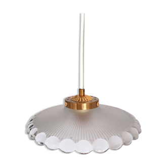 Scalloped glass suspension