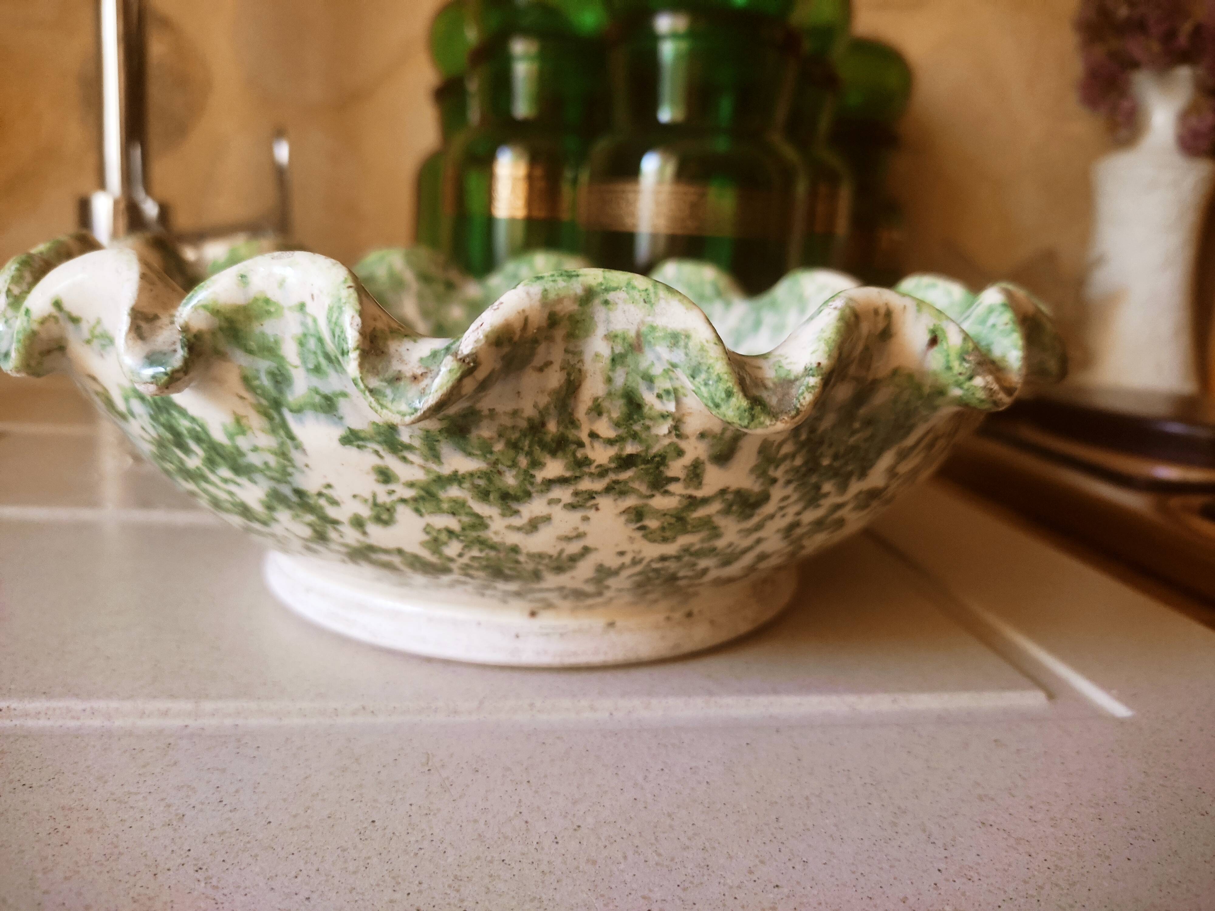 Ceramic bowl with hemmed edges