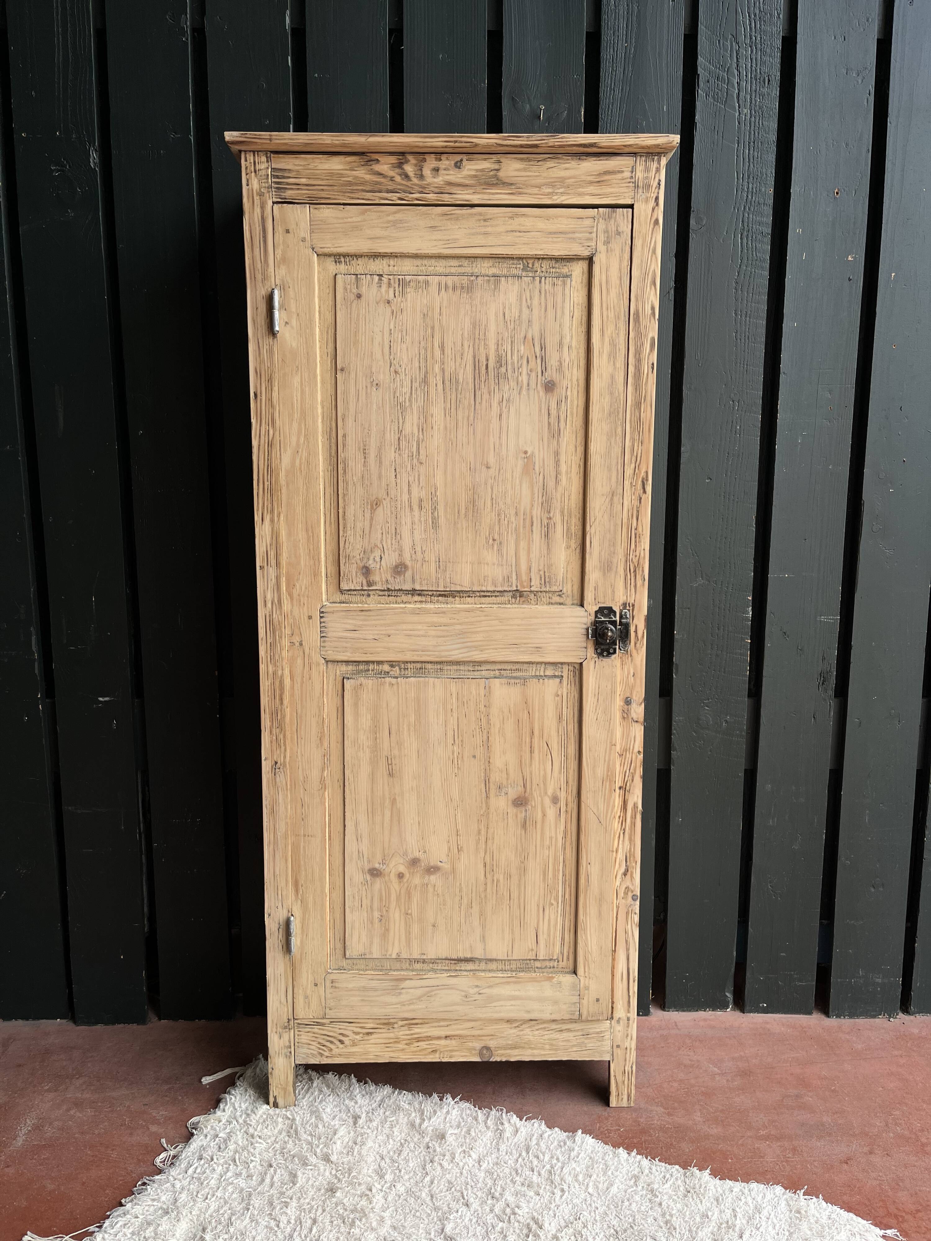 Single-door wardrobe / cupboard