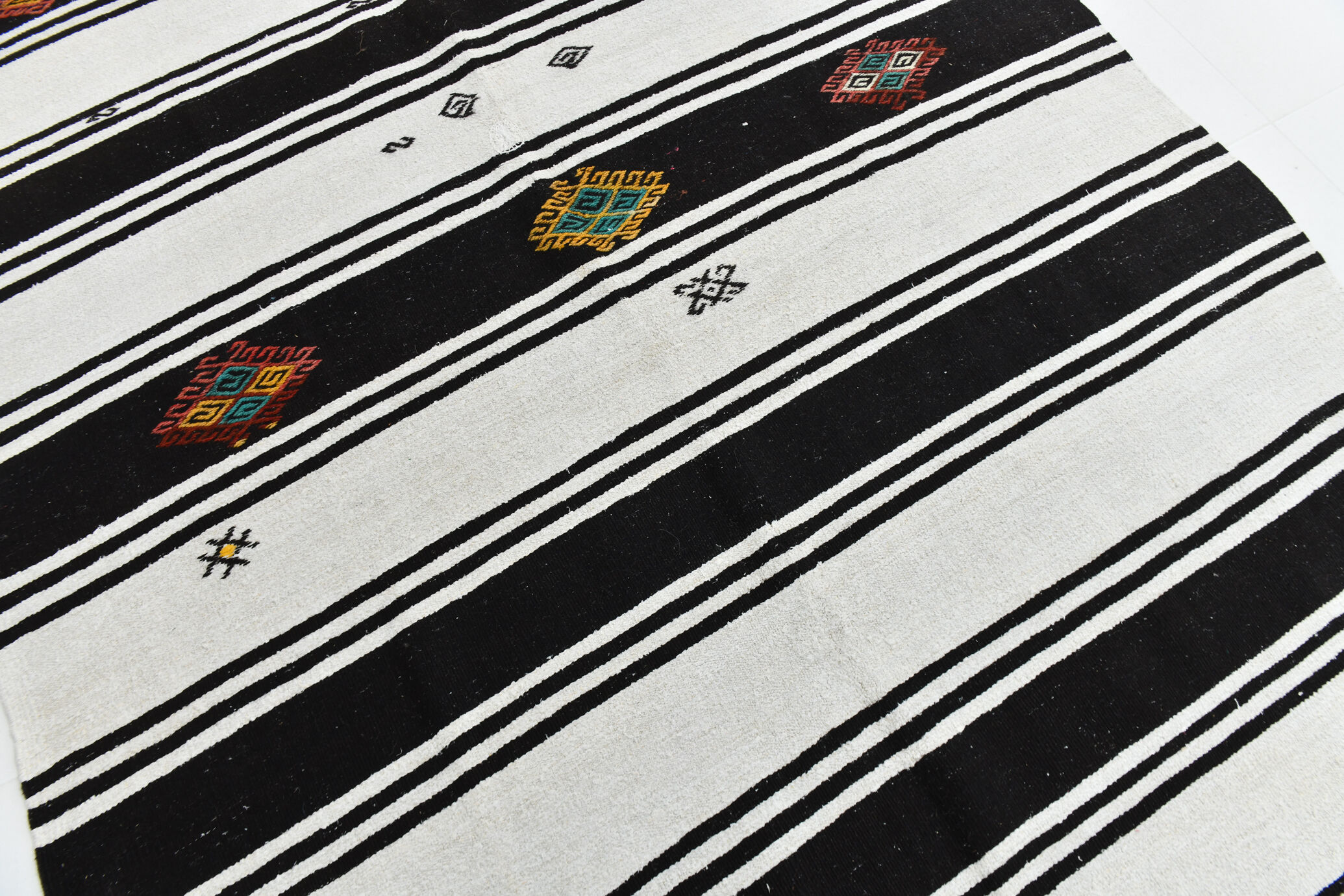 6x13 White & Black Hemp Carpet, 202x404Cm