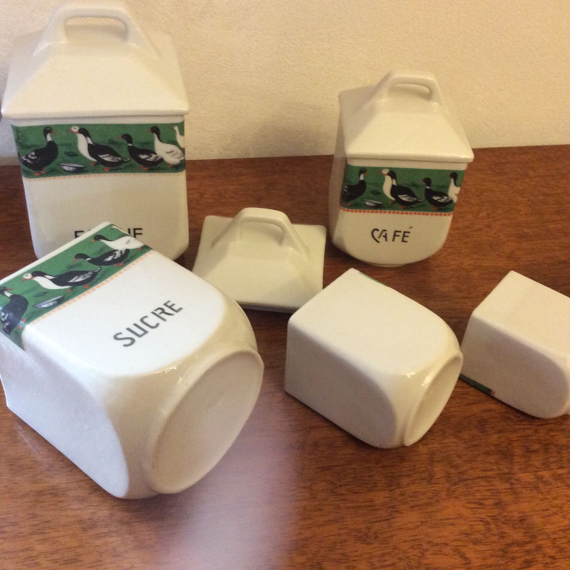 Set of 6 old pots with 3 trundle lids