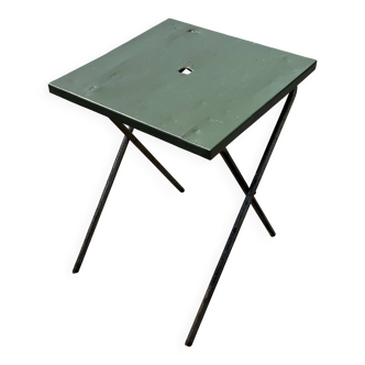 Table de jardin ou bistro pliante en tôle kaki début années 50