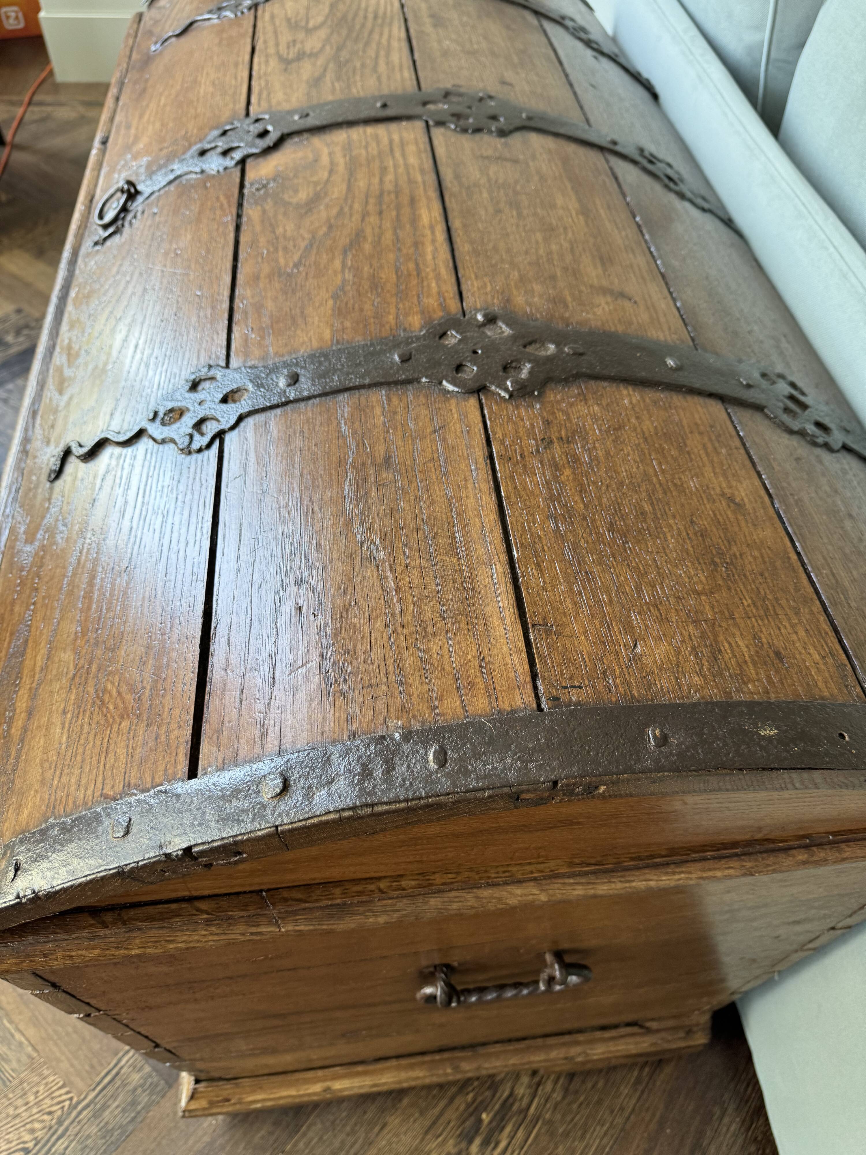 Grand coffre de rangement antique en chêne