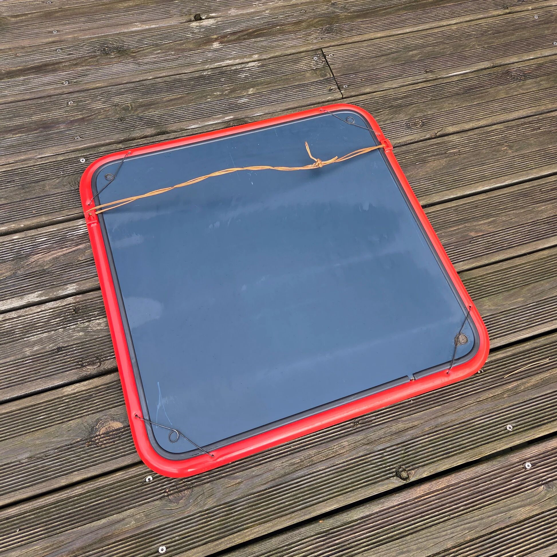 Vintage square mirror in red lacquered metal 60x60.