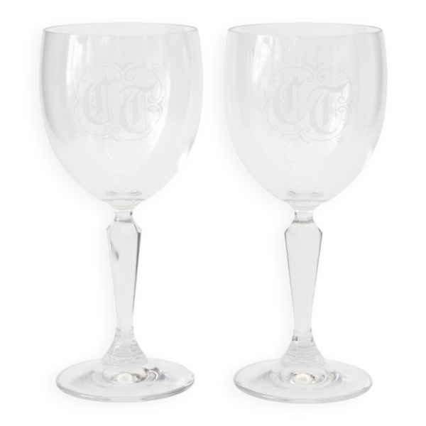 Une paire de verres à vin gravés en cristal