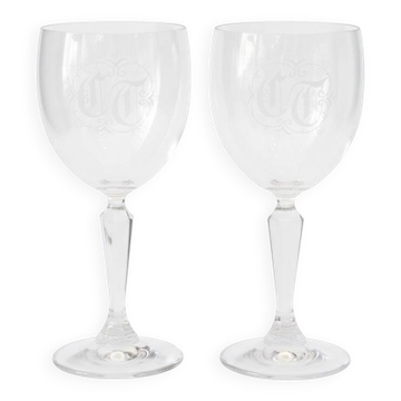 Une paire de verres à vin gravés en cristal