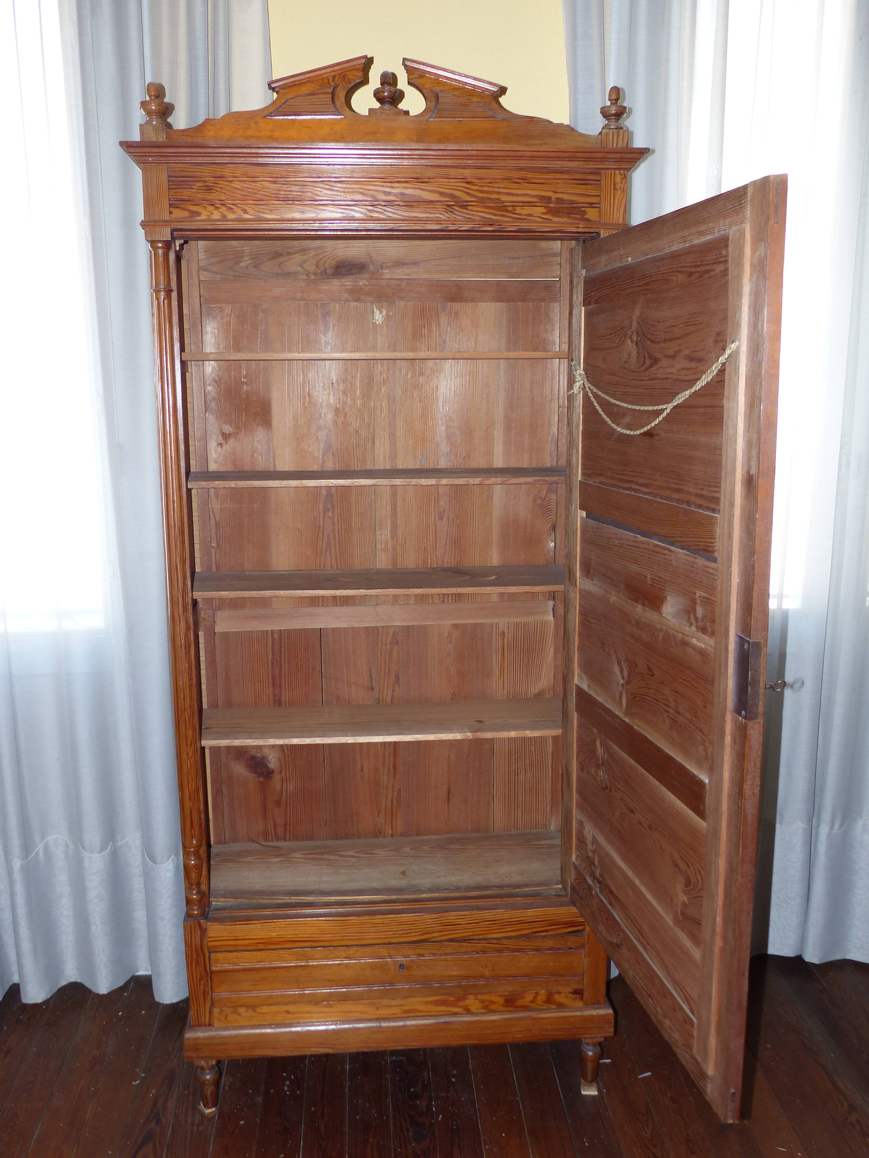 Pitch pine wood mirror bonnetiere