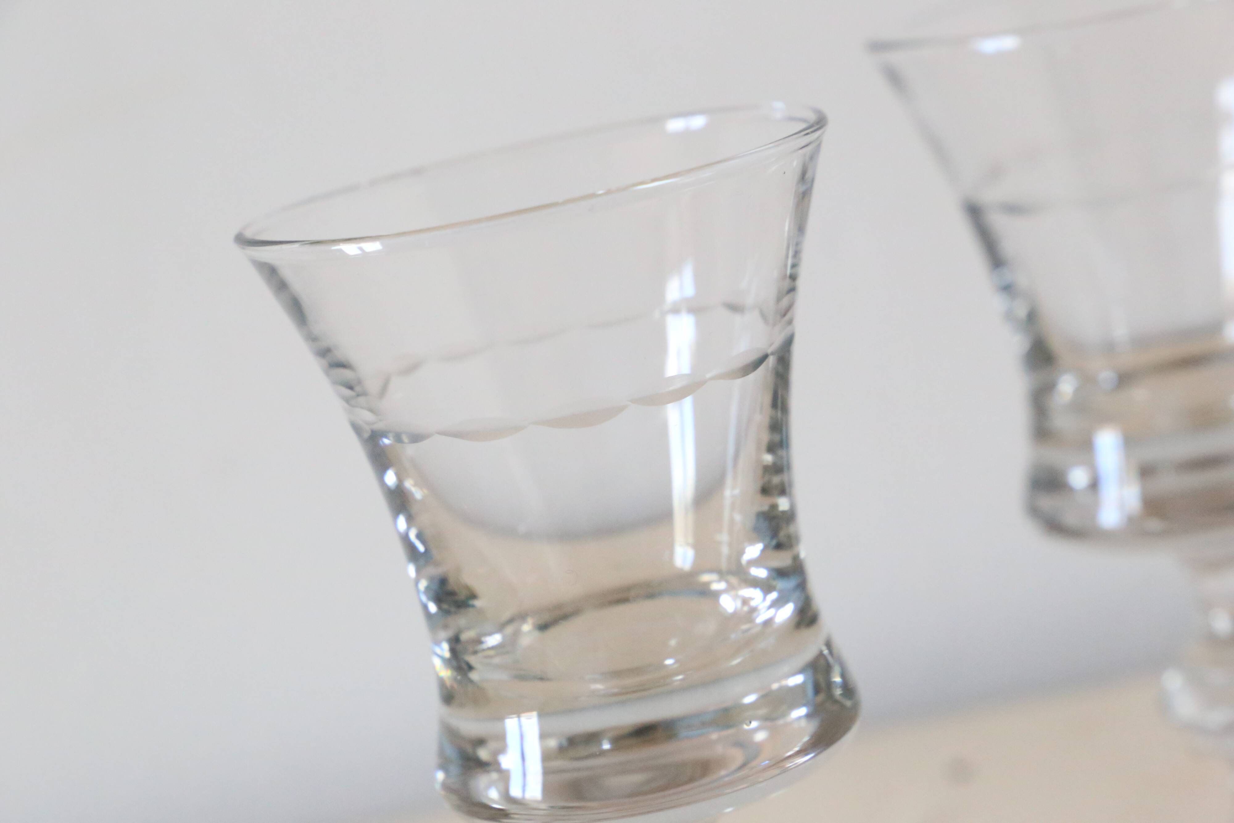 Set de 2 verres à pied, cristal ciselé, art déco