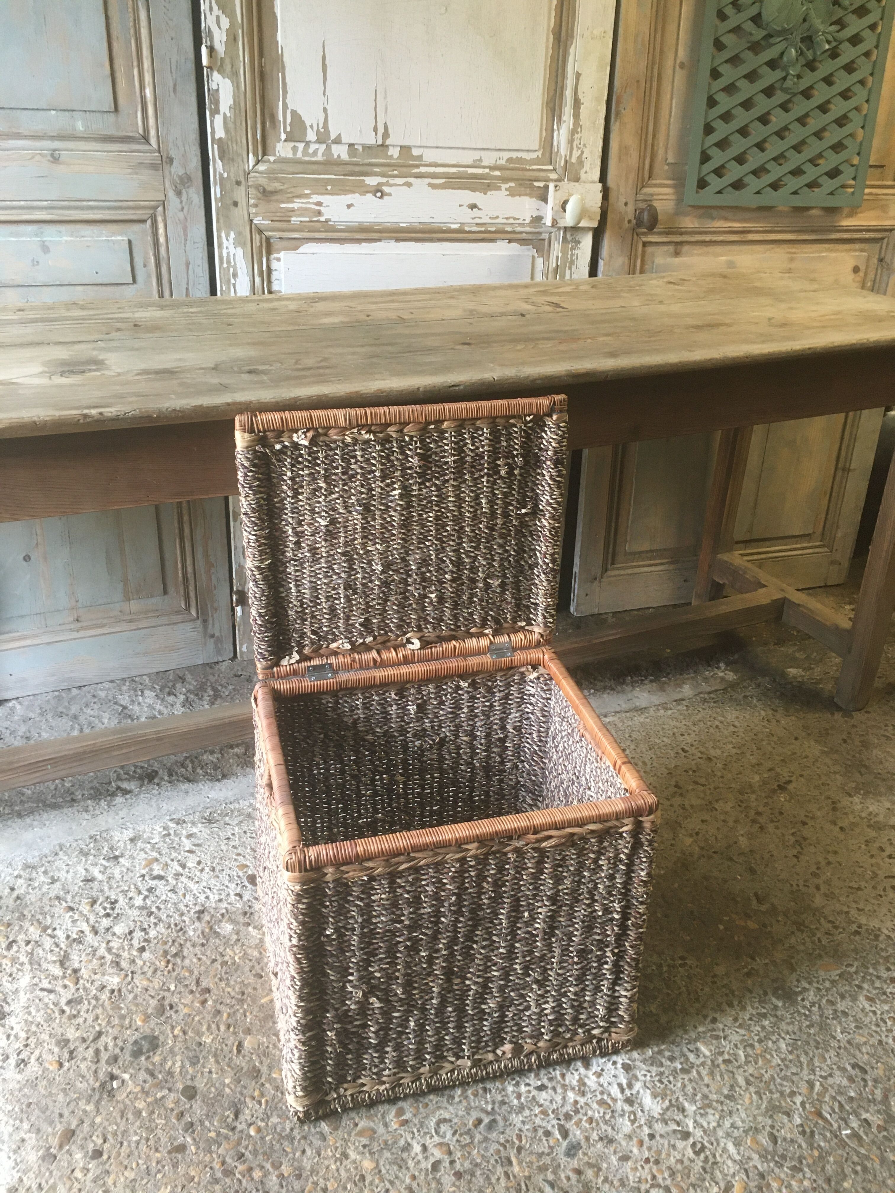 Chest in raffia or wicker