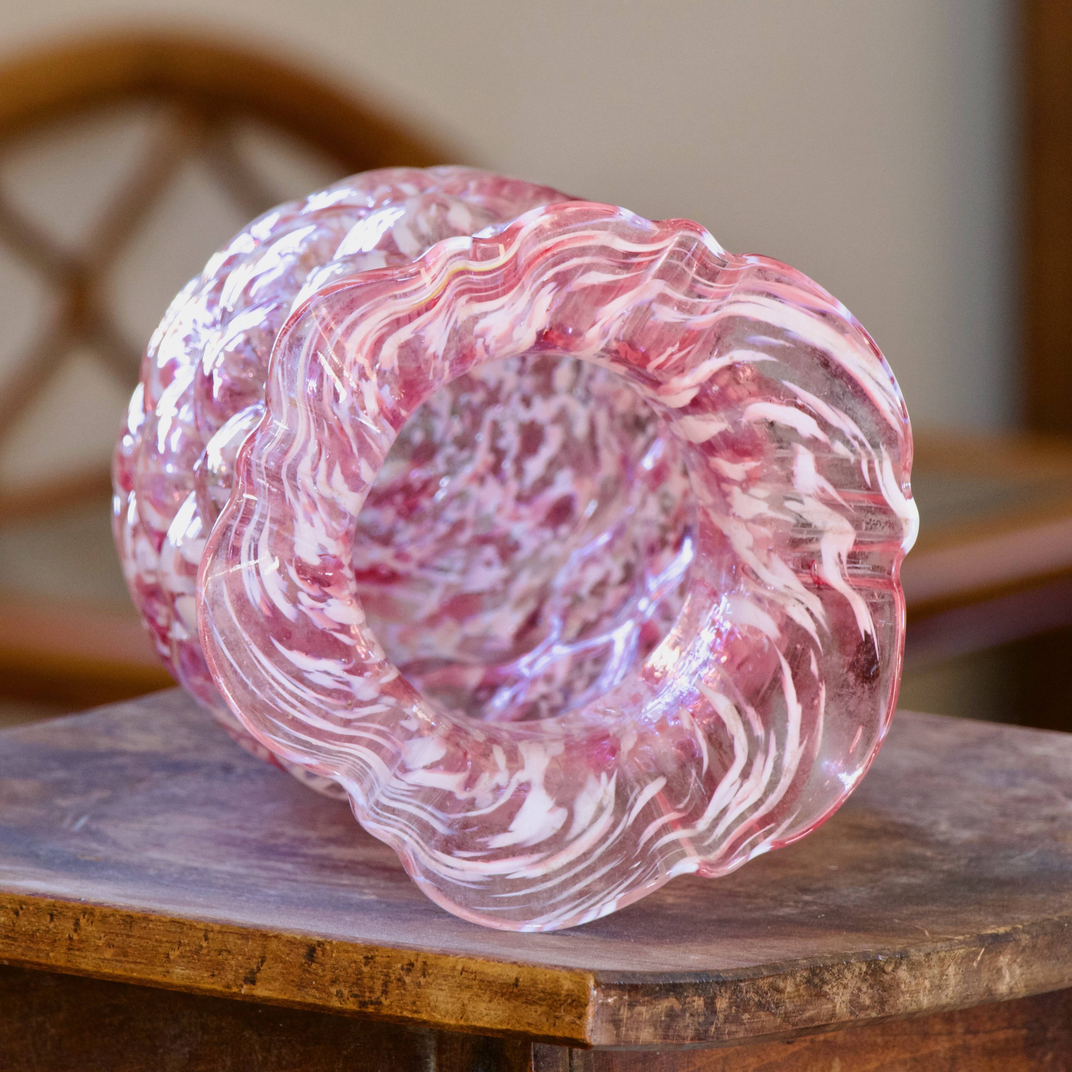 Vase ancien en verre de Clichy rose et blanc