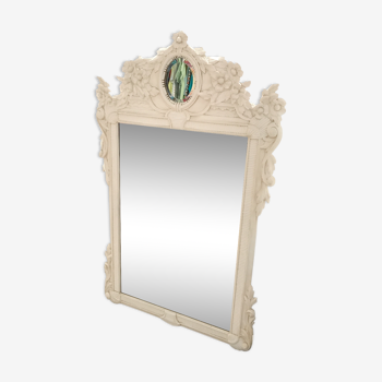 Miroir en bois peint blanc à décor de fleurs et médaillon 88x138cm