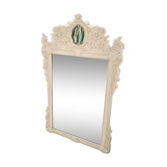Miroir en bois peint blanc à décor de fleurs et médaillon 88x138cm