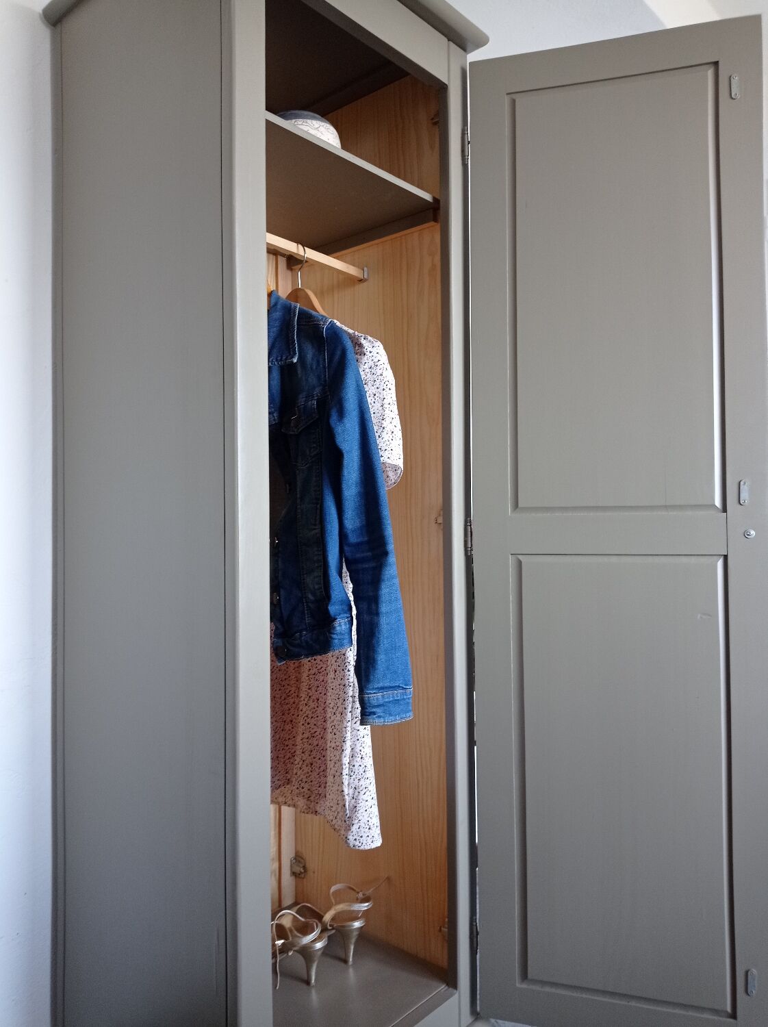 Armoire bonnetière vintage