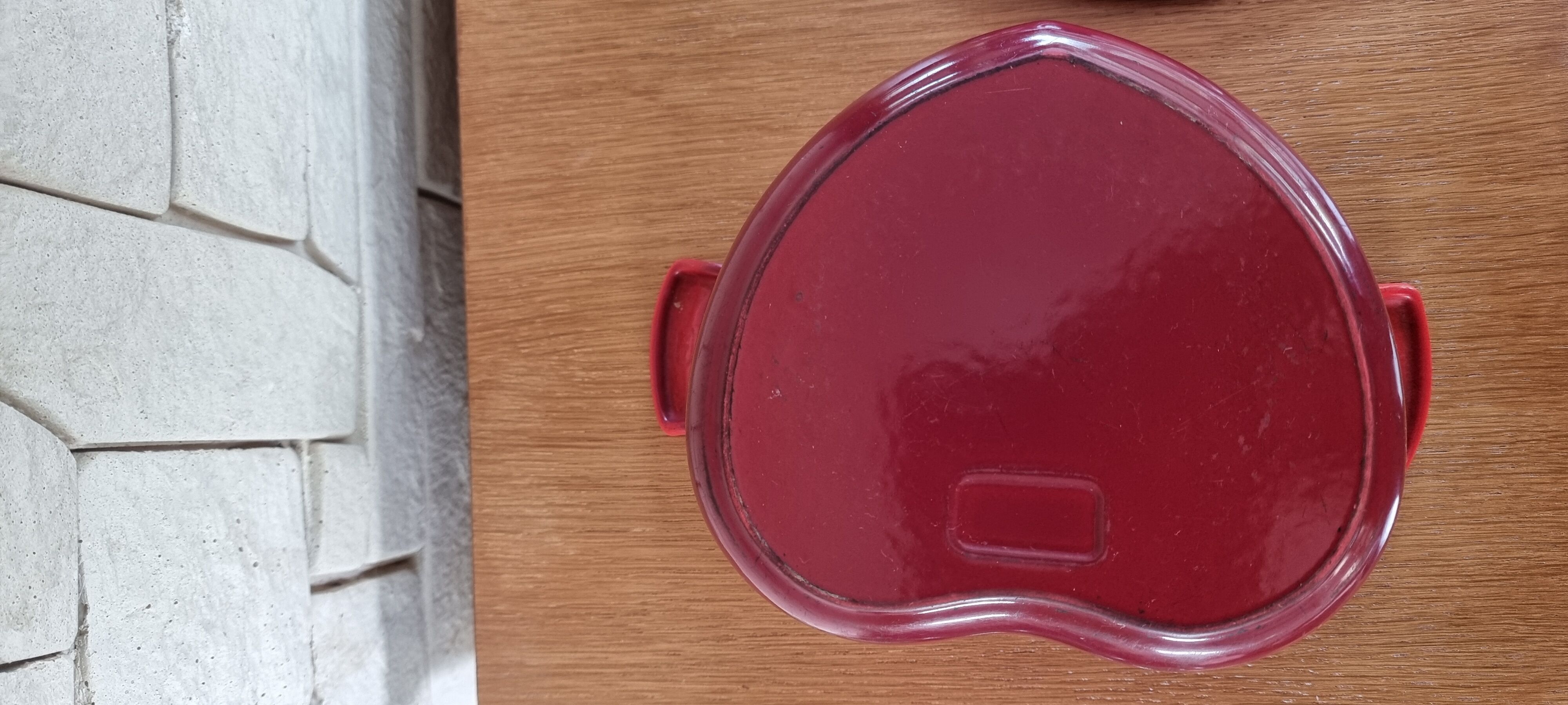 Cocotte Le Creuset . Heart cast iron cherry color.
