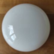 Demi-globe en opaline blanche hauteur 10 cm