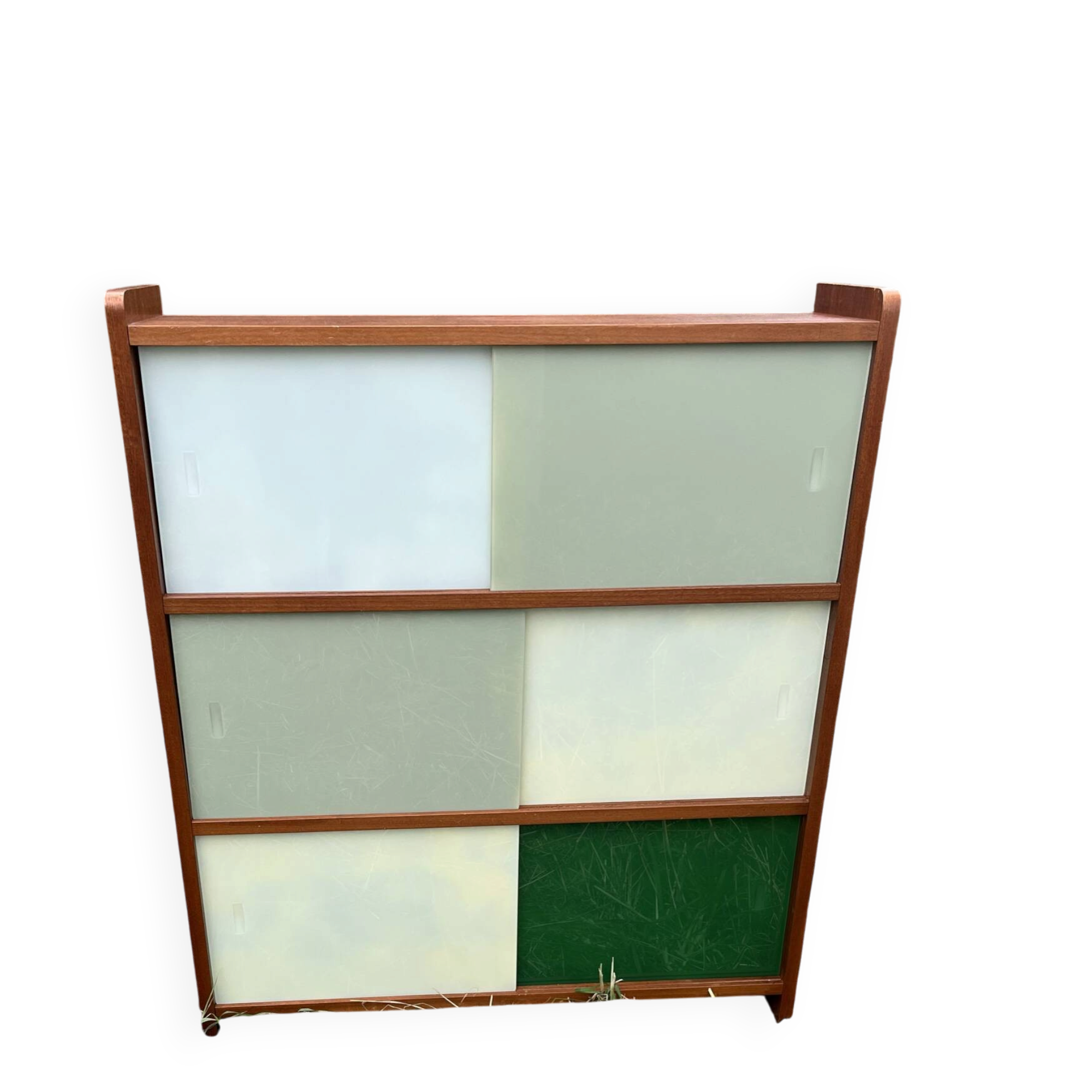 Vintage 1960s display shelf with sliding glass doors.