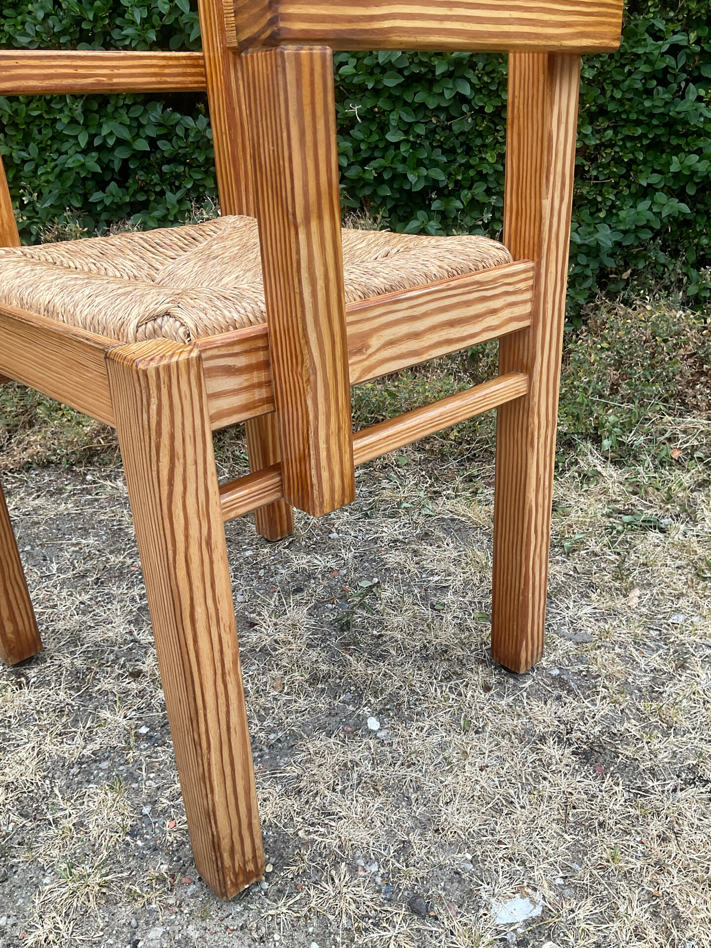 Brutalist chair in solid pine with a straw seat from the 1970s.