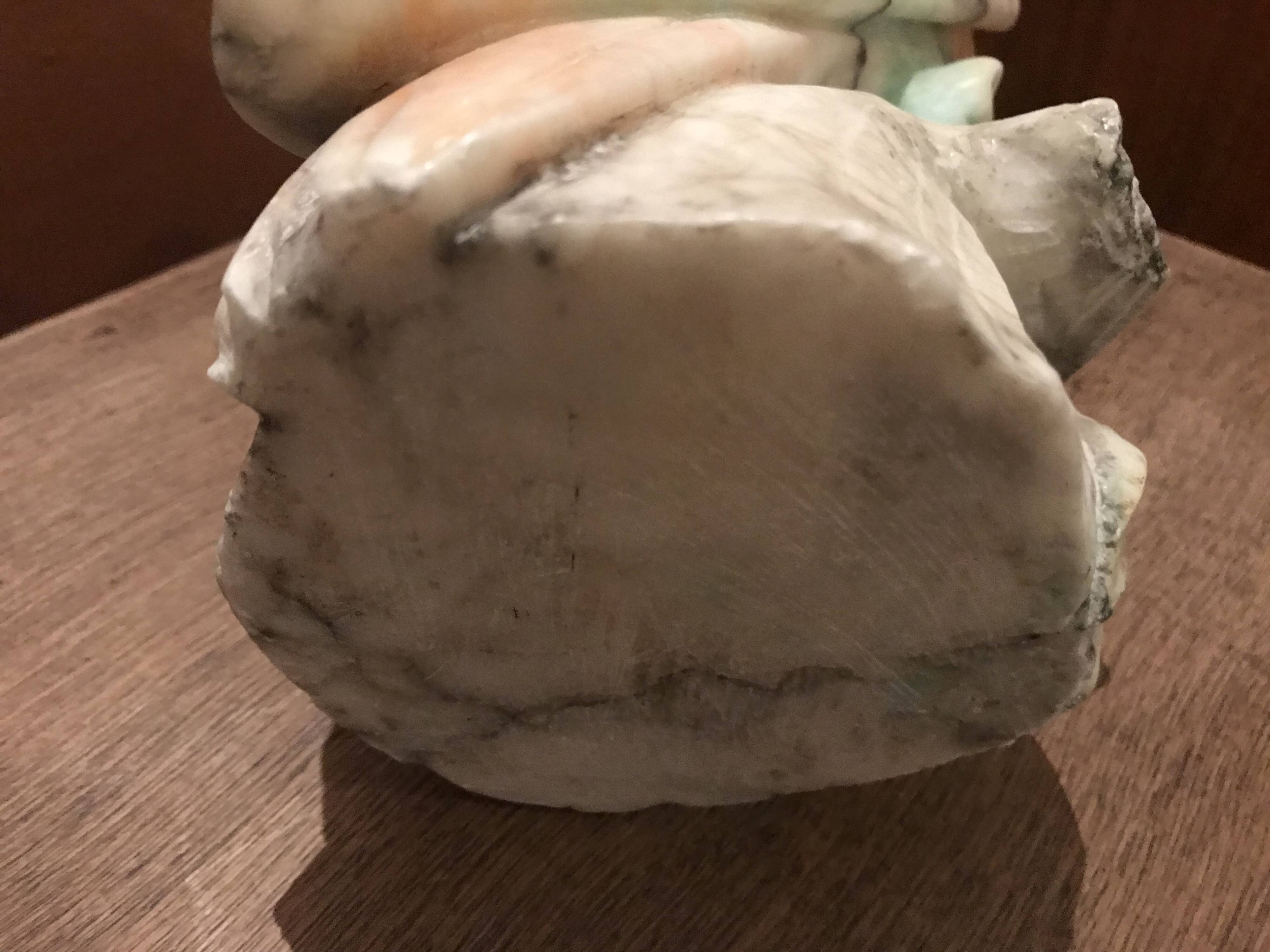 Oiseau en pierre dure marbrée.