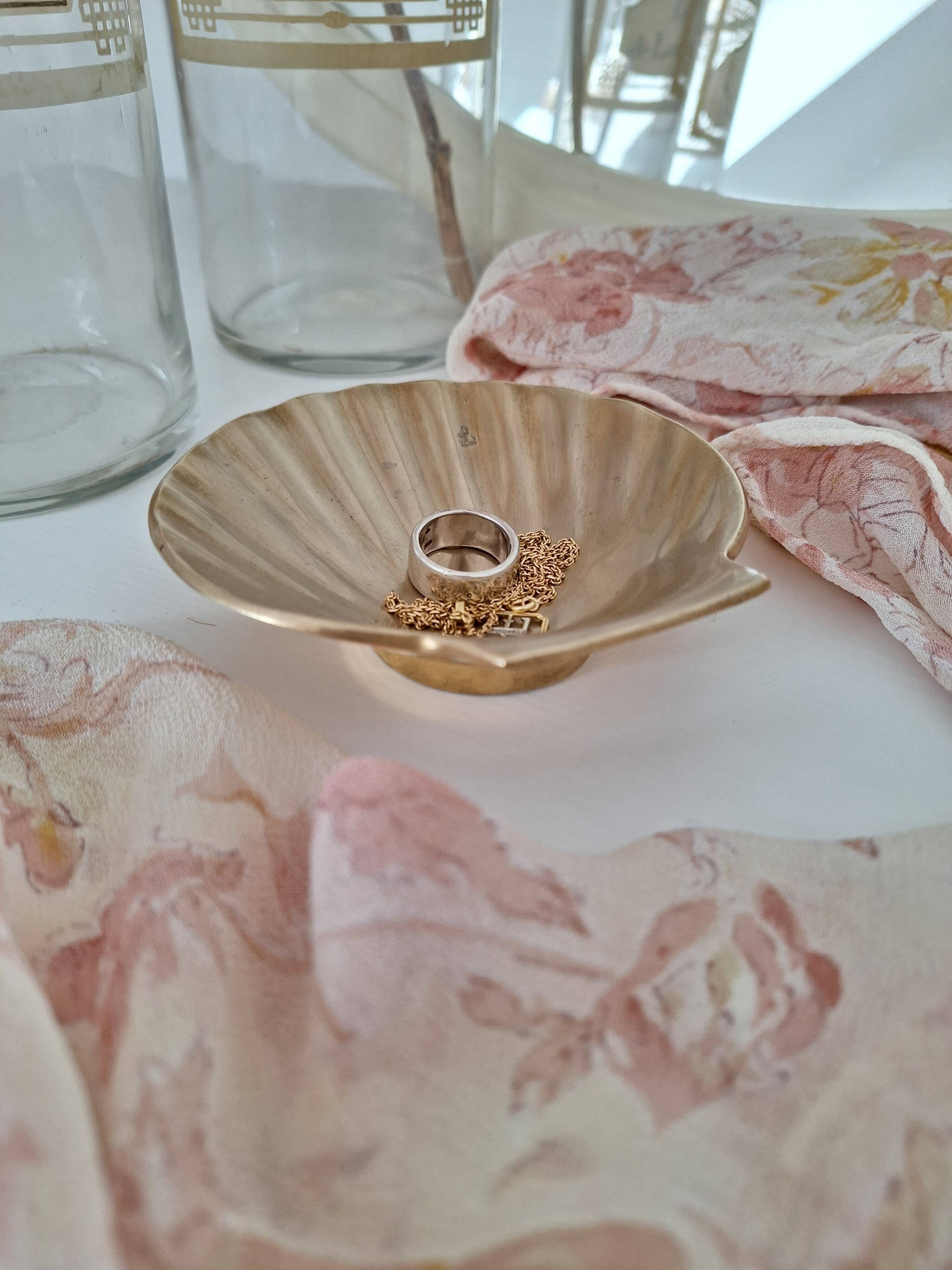 Shell-shaped brass catchall