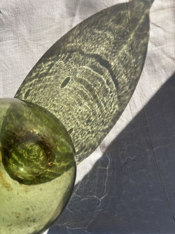 Grande dame-jeanne en verre vert français